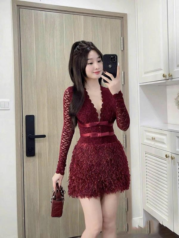 váy thiết kế chất lông vũ  tay dài cổ timđính nơ eo dáng ngắn 2 màu đỏ đen xịn sò như hình