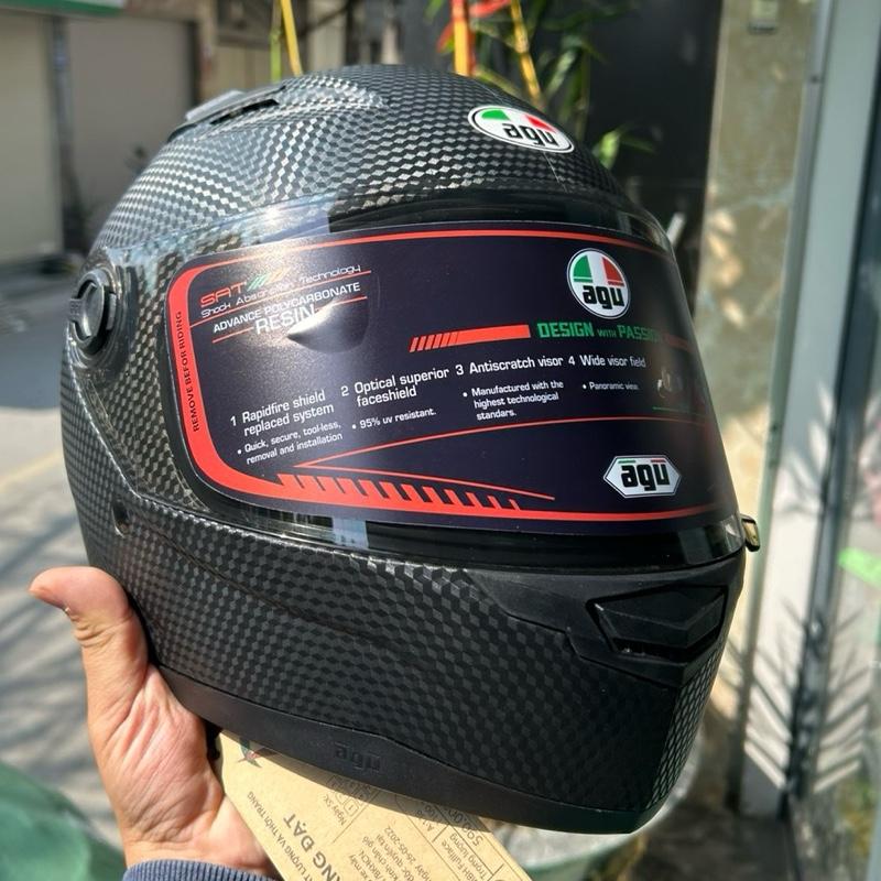 Mũ Fullface AGU Carbon logo dán hoặc mạ đồng random do công ty phát hành Kính màu trà đi cả ngày đêm tặng kèm túi rút Siêu Đẹp - Helmet Nón Bảo Hiểm