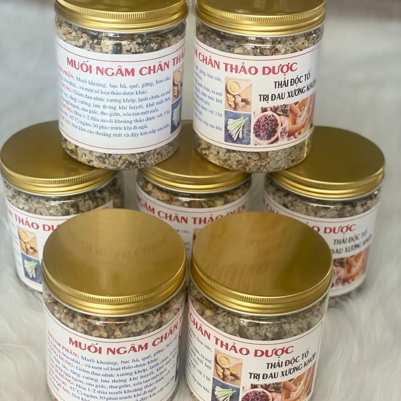 Muối ngâm chân thảo dược dùng với chậu gỗ ngâm chân hằng ngày