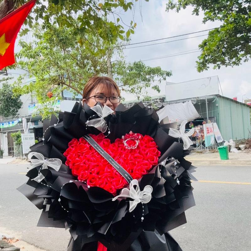 Bó Hoa Sáp Thơm 50 Bông công chúa giấy gói màu đen sang xịn ( ảnh thật shop tự chụp ) TẶNG ĐÈN NHÁY VÀ VƯƠNG MIỆN Decor Phòng Trang Trí Nhà Decor Bàn kẽm nhung