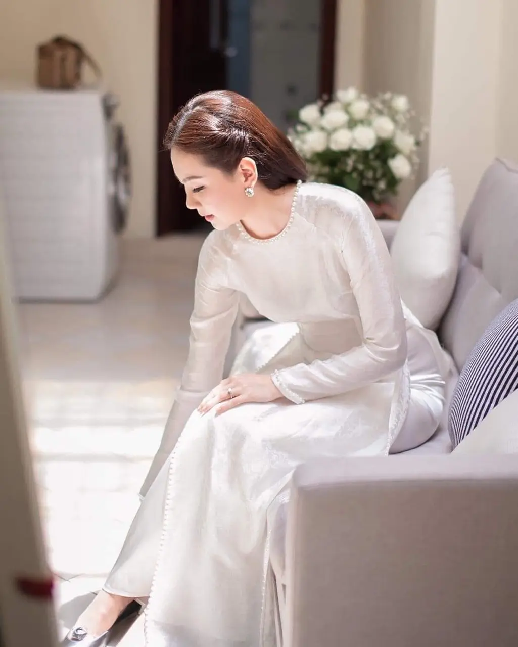 Aó dài Lụa Gấm Vân Châu Trắng cổ tròn kết Ngọc Women Dress