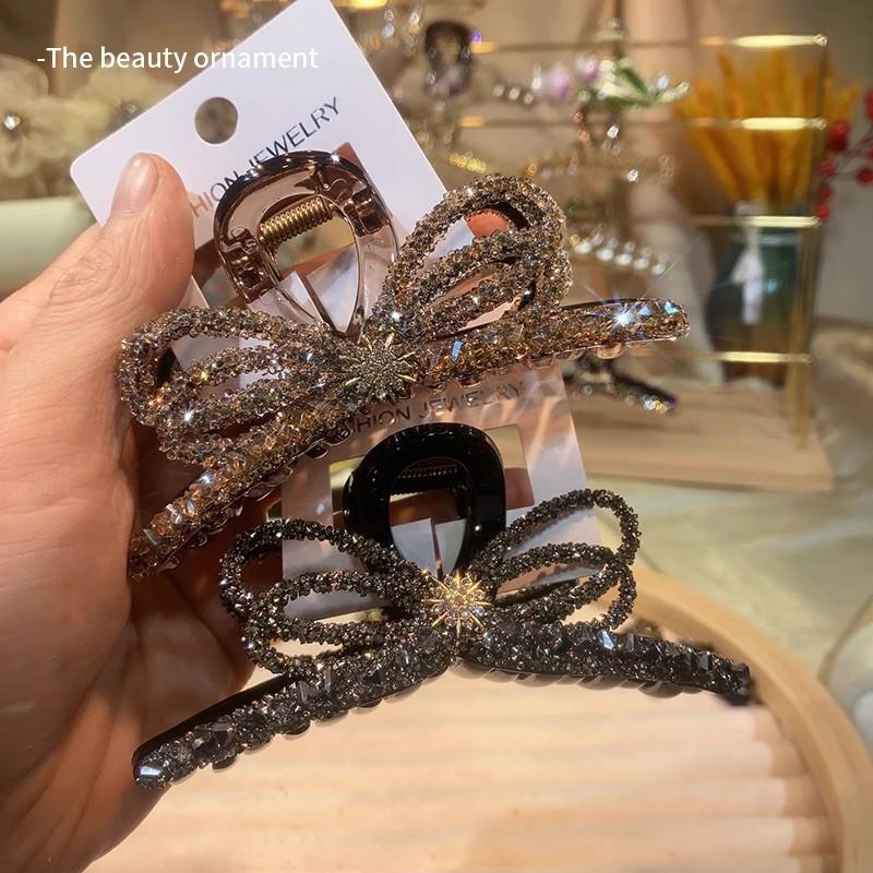 Kẹp Càng Cua Nơ Kim Cương Giả 2025 - Thiết Kế Đặc Biệt Khung Titan Mạ Rhodium | 128 Mặt Cắt Quang Học Phản Chiếu 360° + Lò Xo Đôi Chịu Lực 7kg | Phụ Kiện Tóc Sau Đầu Cao Cấp Cho Dạ Hội Đỏ Đám Cưới Chụp Ảnh Thương Mại Ánh Sáng 3D Không Cần Ánh Đèn