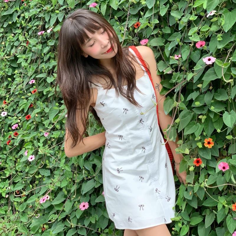 LENNA DRESS | Đầm 2 dây nút gài phối nơ thêu form dáng chữ A Đen Trắng HeibyHer