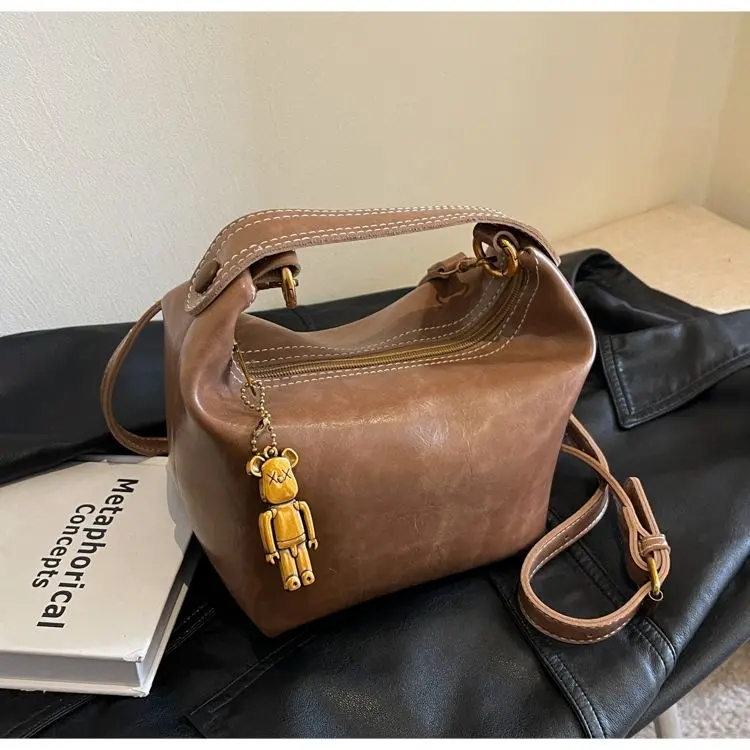 Túi da nâu ánh hồng da mềm đanh kèm khóa gấu kim loại dáng giọt nước Bag Nữ Kem 2
