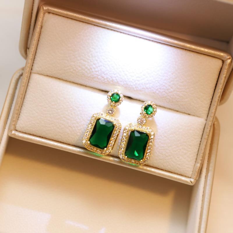 Product Introduction of Green Necklace for Women, Emerald Green Earrings, Niche High-End Design Clavicle Chain, Versatile Jewelry 3-Piece Set 3