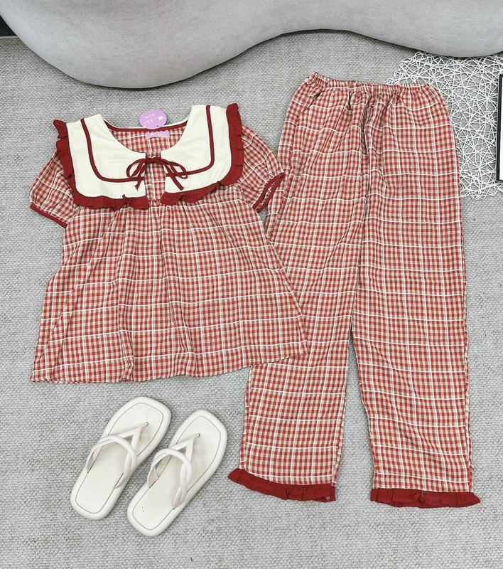 Bộ đồ ngủ mặc nhà Nữ Hh áo cộc tay bồng dáng baby xoè cổ vuông hải quan bản to trơn màu be phối viền bèo buộc nơ hoạ tiết kẻ caro nhỏ chất đũi mềm mát êm