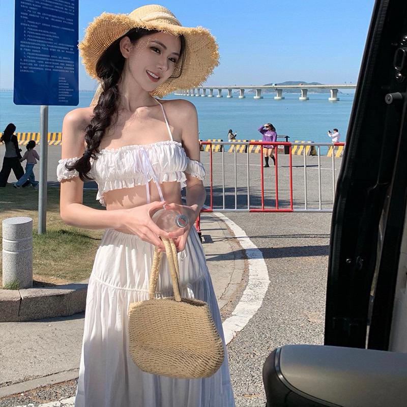 Set váy đi biển xinh gồm áo trễ vai trắng kèm chân váy trắng dài dánh xoè