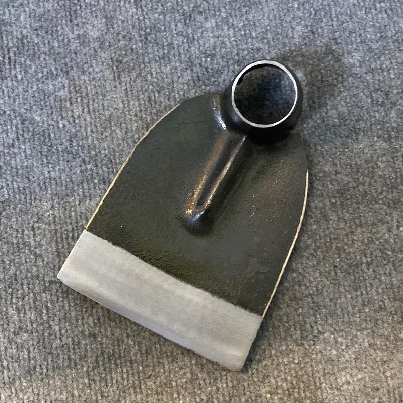 Cuốc xới cỏ bản nhỏ cổ liền chất liệu thép