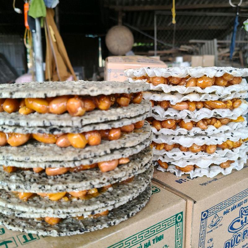 COM BO 2 HỘP KẸO CUDO (1hop truyền thống và 1 hộp đặc biệt mè đen). nặng hơn 1400g(cả hộp),(2 hộp 10 miếng,tặng 1 miếng)  ,Ăn Vặt Snack 5