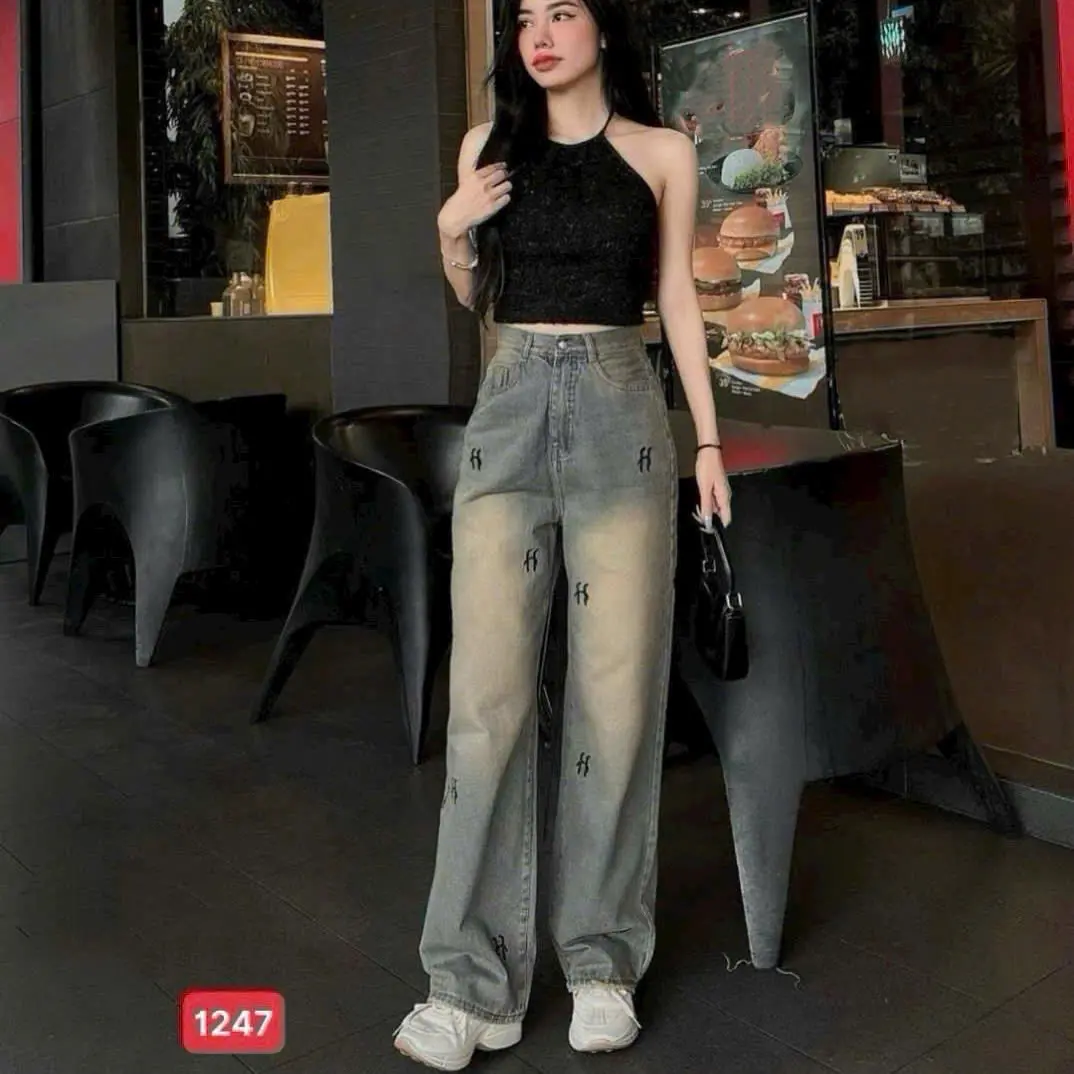 Quần baggy jean nữ màu xanh ống rộng cạp cao thêu chữ H form suông tôn dáng phong cách hàn quốc, năng động - Tranzystore BGNU1247