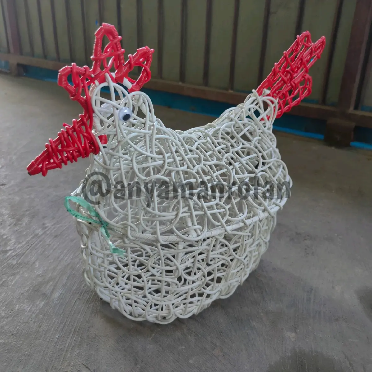 Keranjang Telur Bentuk Ayam Rotan Sintetis