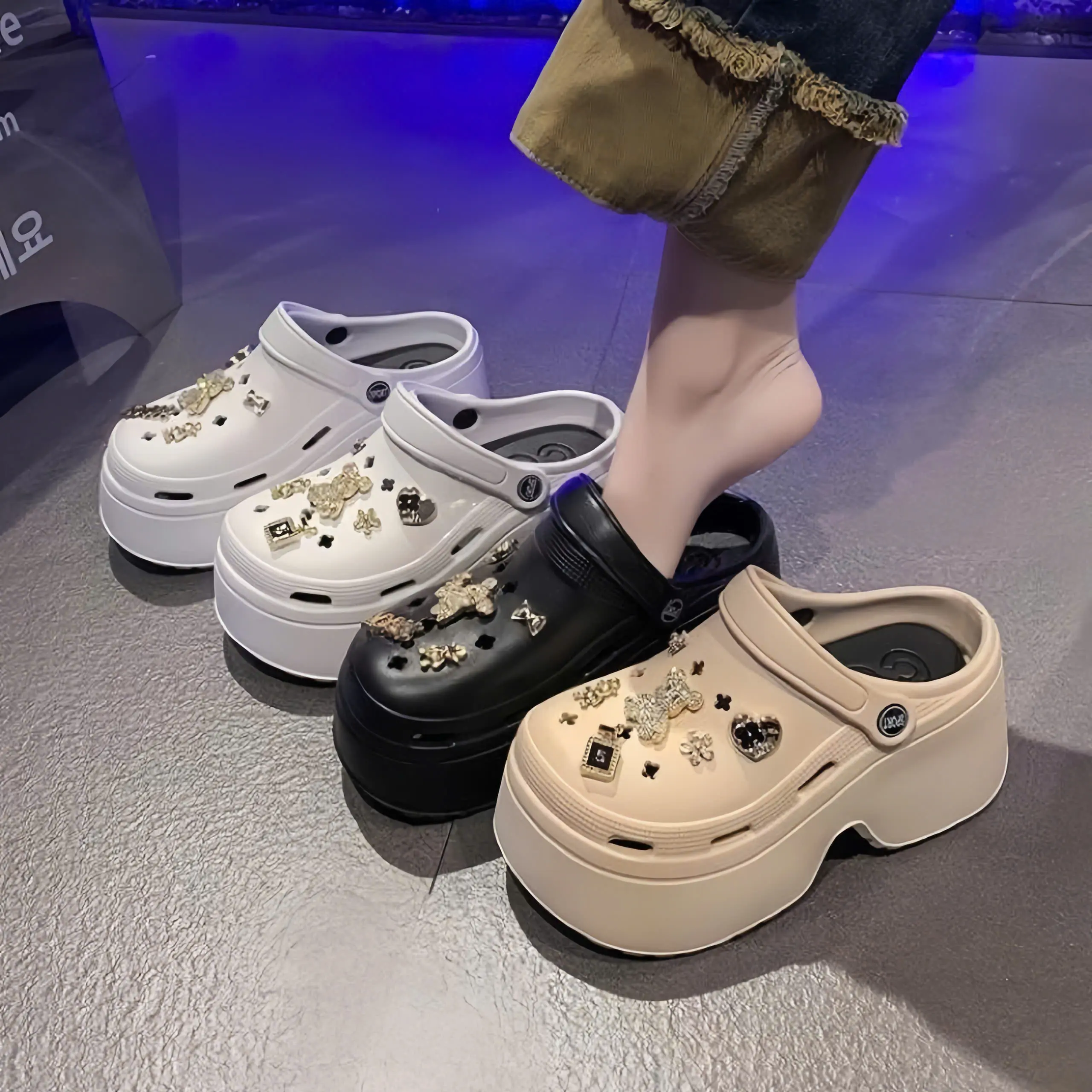 Dép sục cros Sticker đế cao 7cm, Dép Sandal nữ kèm nhiều Sticker siêu dễ thương có lỗ thoáng [Nâu size kép] Lê depnu stickers
