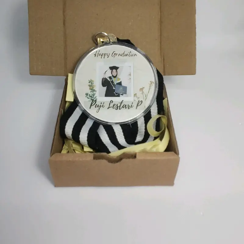 Kado Wisuda Medali Custom foto dan nama sendiri murah harga sudah termasuk box hampers 2