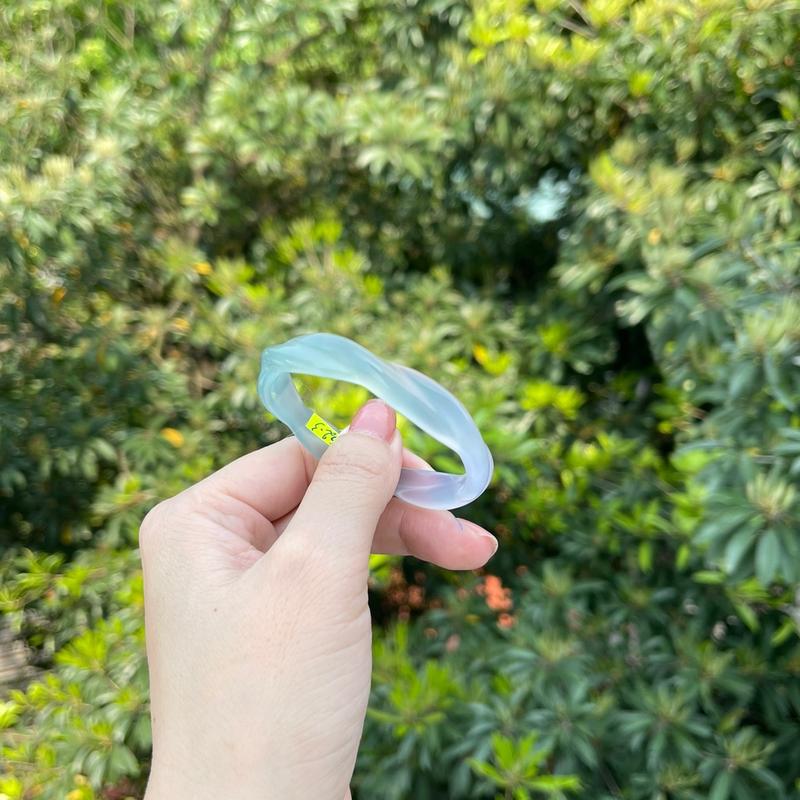 Vòng tay bản dẹp màu trắng xanh chạm trúc, xoắn cho chị em phụ nữ 4