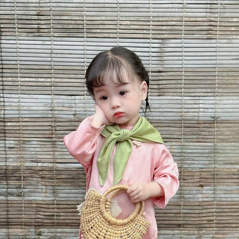 Áo dài Tết bé trai, bé gái thêu hoa thủ công màu hồng quần xanh kèm khăn và bờm Đậu Kids&Mom AD003 3