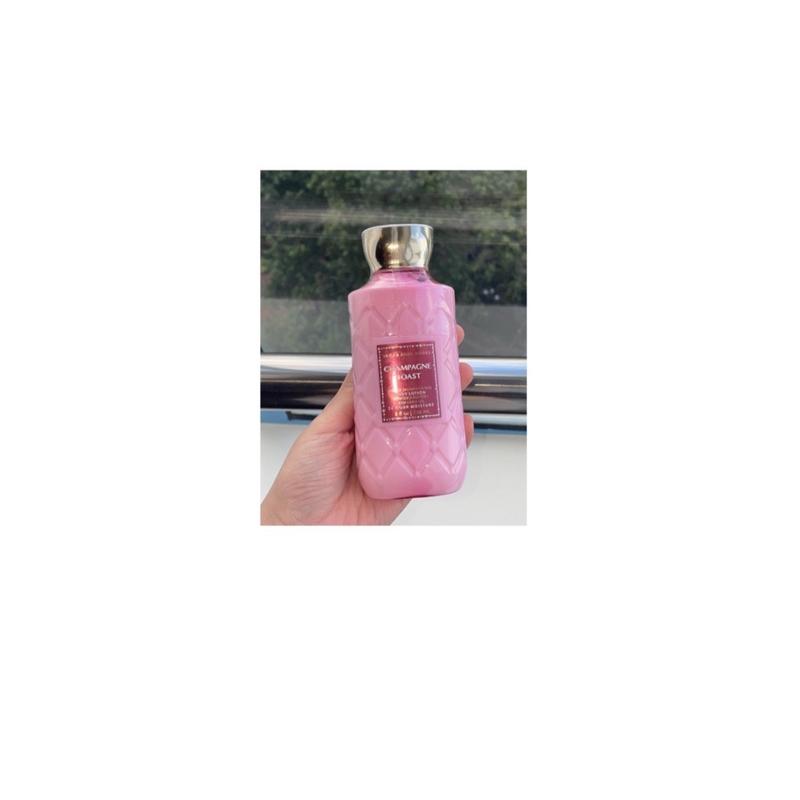    DỮƠNG THỂ & XỊT THƠM & SỮA TẮM MÙI STING DÂU NGỌT NGÀO ĐÁNG YÊU BILL US   