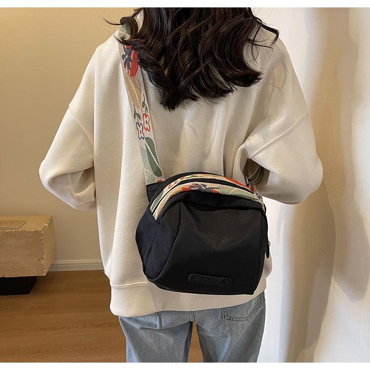 Product Introduction of Large Capacity Simple New Shoulder Small Cloth Bag Women's Messenger Bag Women's Bag Fashion All-Match Lightweight Oxford Cloth Shell Bag 13