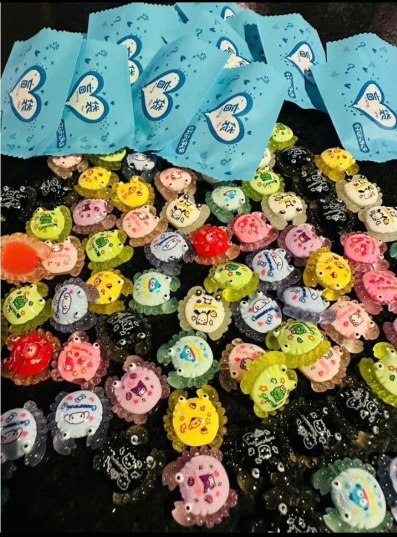 Product Introduction of Charm túi mù Cua mini nhiều màu phát sáng DIY 9