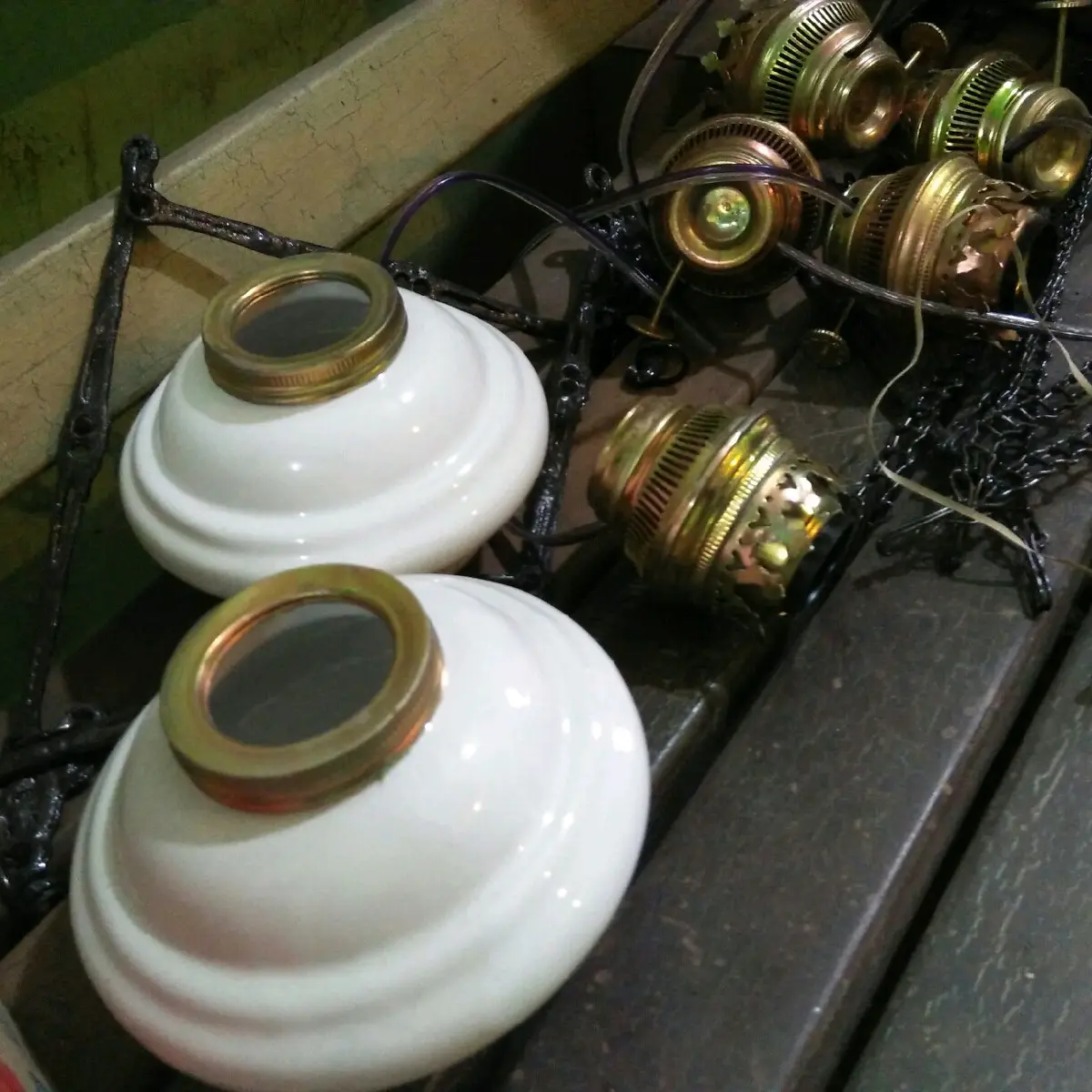 Wadah Minyak Lampu Antik dengan Kenir dan Fitting Lampu - Putih