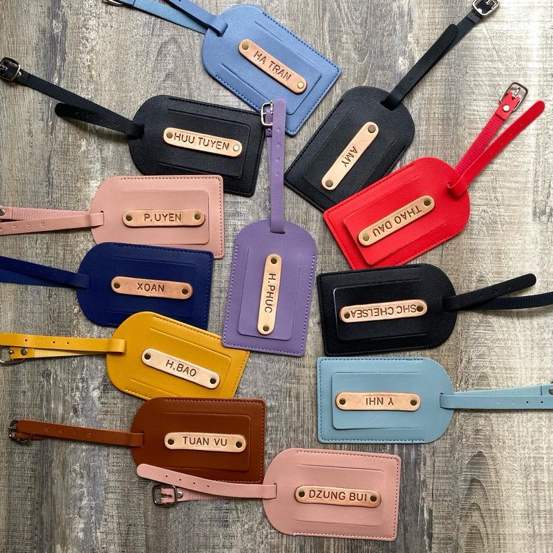 Tag vali du lịch thẻ treo lên túi xách vali có gắn tên theo yêu cầu mẫu đẹp chất lượng. Màu sắc đa dạng & vintage.