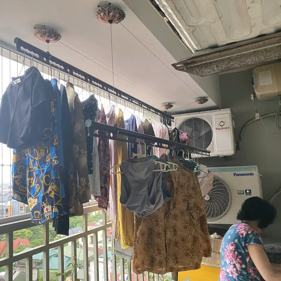 giàn phơi quần áo quay lên quay xuống.