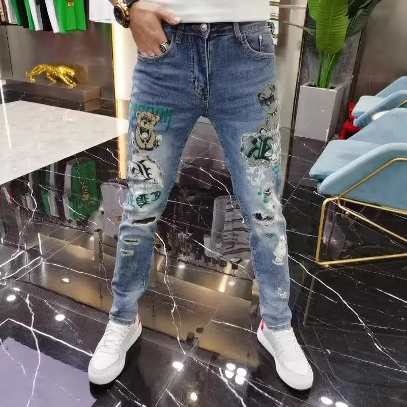 Quần Dài Jean In Hình, Thiết Kế Ga Châu Âu Trẻ Trung, Thương Hiệu Hợp Xu Hướng Của Nam Giới, Gấu Nhỏ Thích Hợp Cho Giới Trẻ, Phong Cách Đi Chơi Màu Xanh Nhạt, Dáng Ôm, Quần Bó Sát Mắt Cá Chân, 2023