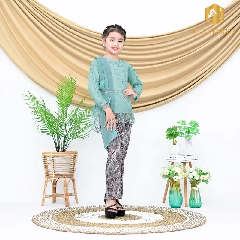 Setelan Baju Kebaya Anak Perempuan Bahan Brukat Tile Bordir Mutiara Set Rok Plisket Batik Anak Fashion 1