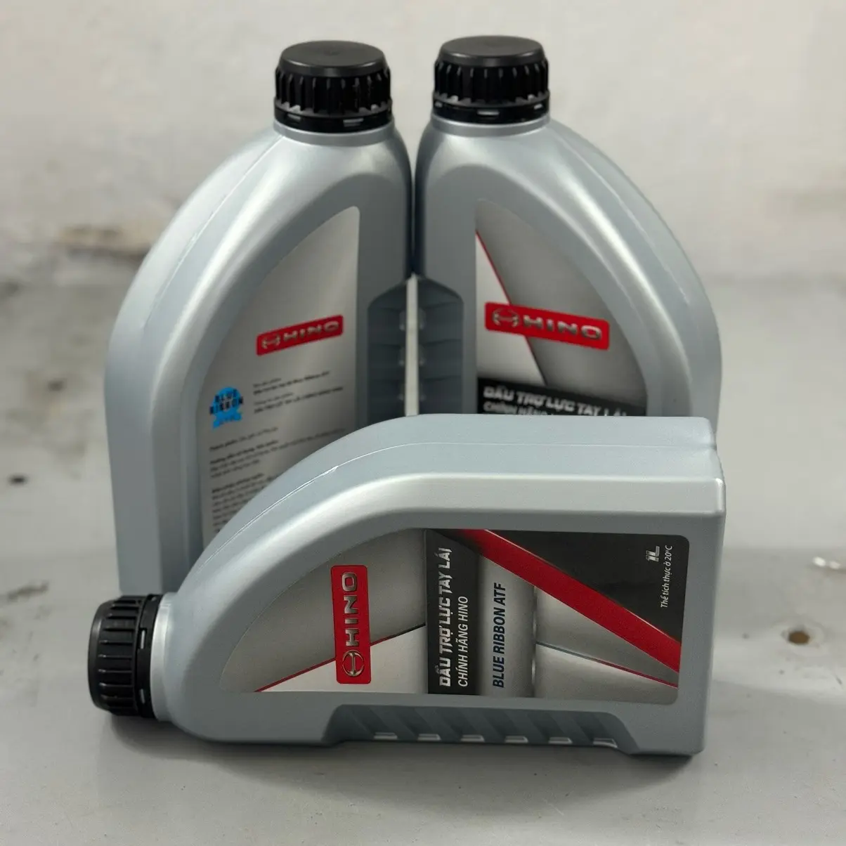 Dầu trợ lực lái HINO, thể tích 1 lít. Sản phẩm đặc chế cho hệ thống lái HINO. Phù hợp cho tất cả xe tải hãng HINO. Nhập khẩu và phân phối bởi nhà máy HINO, Bảo hành chính hãng toàn quốc