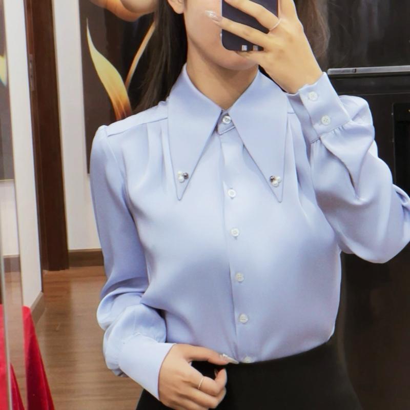 Sơ mi cổ đức nhọn cổ đính hạt ngọc trai. Kiểu dáng basic 7