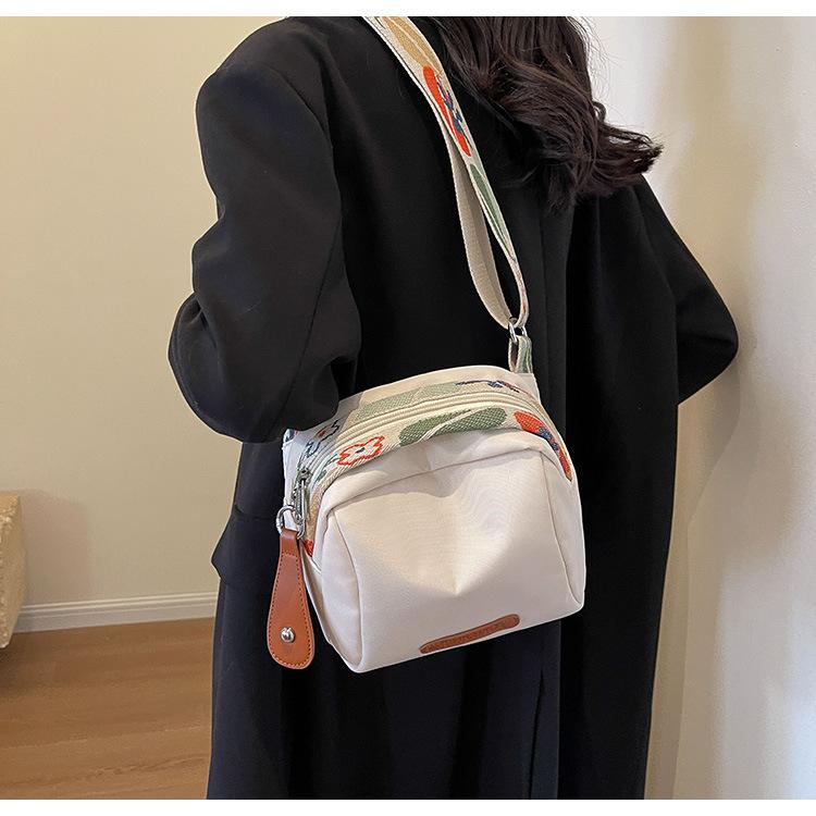Product Introduction of Large Capacity Simple New Shoulder Small Cloth Bag Women's Messenger Bag Women's Bag Fashion All-Match Lightweight Oxford Cloth Shell Bag 19