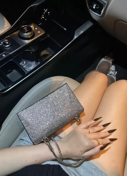 Product Introduction of Túi Xách Nữ Đeo Chéo Bag Clutch Đi Tiệc Cầm Tay Quai Kiềng Đính Đá BlingBling Màu Đen Màu Bạc Sang Chảnh Kèm Dây Xích Size 18 HÀNG CHUẨN QC Nhung Kem tuixach  thoitrang Khô sạch Nhẫn Đinh 9