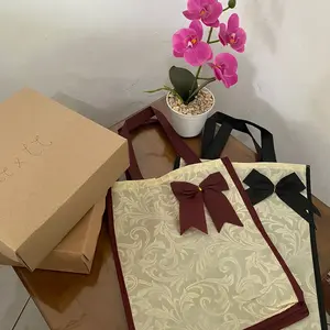 (1 LUSIN = 12 PCS) GOODIE BAG HAJATAN 22x22cm MOTIF EMBOS PITA / TAS HAJATAN / TAS NASI BOX / TAS HAJATAN /Tas Belanja spunbond abu\ anti-gores hitam tasidul fitri