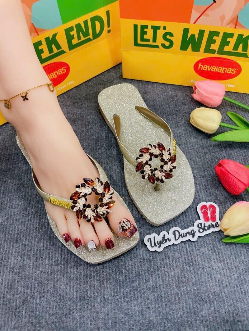 Product Introduction of Dép Nữ Vuông Si Nhũ Vàng Kèm Charm HVN 6