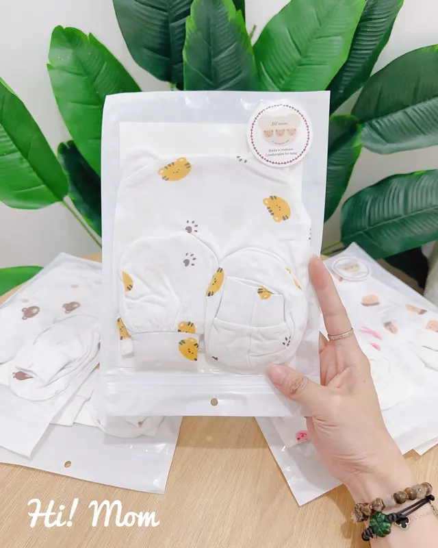 Set Mũ Kèm Bao Tay Chân Hi! Mom Nền Trắng Họa Tiết Chất Vải PETIT Mềm Mát Cho Bé Sơ Sinh (Mới) 4