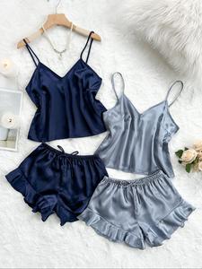 Conjunto de pijama de satín para mujer con top cami de cuello en V y shorts de cintura elástica, top cami con tirantes delgados ajustables y shorts con dobladillo con volantes, ropa de dormir para damas para todas las estaciones