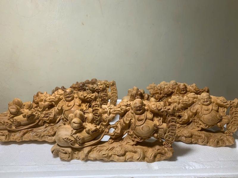 Product Introduction of [Mỹ nghệ Mộc An] Di Lặc kéo bao gỗ ngọc am đậm dầu và gỗ xá xị thơm ngát hương ngang 20 cm  ( để mộc không sơn pu) kt 20x10,5 x6,8 cm 13