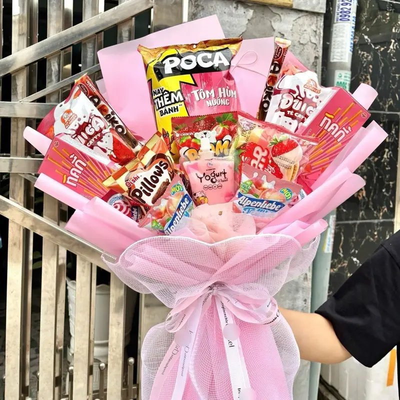 Bó Hoa Bánh Kẹo Nhiều Đồ Ăn Ngon Làm Quà Tặng