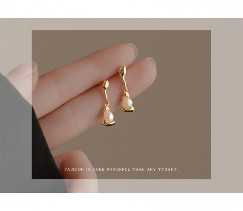 Product Introduction of New Hot-Selling Earrings and Ear Pendants with Unique Design Sense, Versatile Jewelry, Irregular Pearl Earrings for Women, Elegant Style amber  jewelry  sets floating  helix  earring temple  jewellery 2