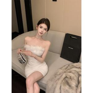 ชุดเดรสรัดรูป สไตล์ใหม่ เซโรไทม์ ดีไซน์เกาะอกเซ็กซี่และหรูหรา สายรัดขนปุยและบางเฉียบ ระดับไฮเอนด์ เดรสสั้น สำหรับผู้หญิง