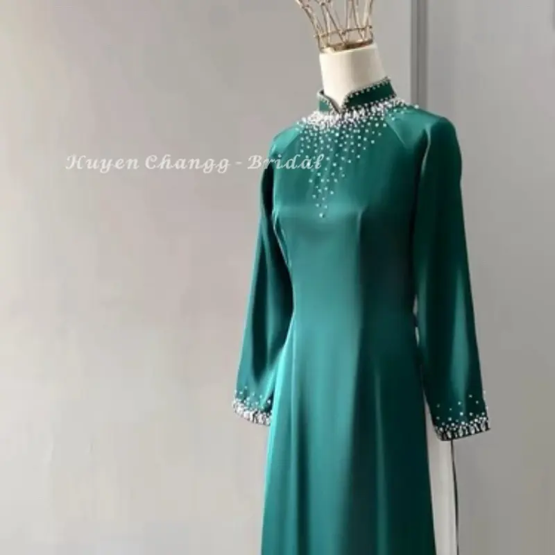 Áo Dài Sui cổ V và tay đính kết thủ công lụa tô châu tạo lên sự đẹp quý phải.
