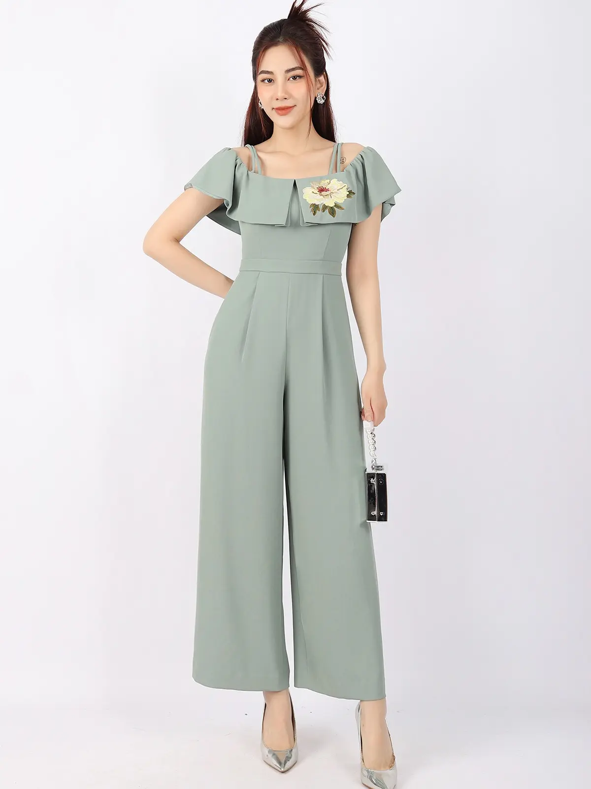 FJS3166 - Jumpsuit công sở vải tuytsi dáng suông ống rộng hai dây bèo ngực đổ vai phối họa tiết thêu khóa thân sau - PANTIO Nữ Ong