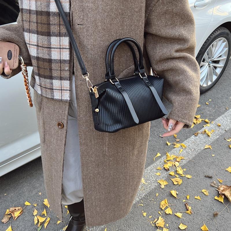 Product Introduction of High-quality Hand-held Bowling Bag Women's Autumn and Winter Simple and Fashionable Shoulder Bag Feeling Messenger Bag Bag 6609-521 22