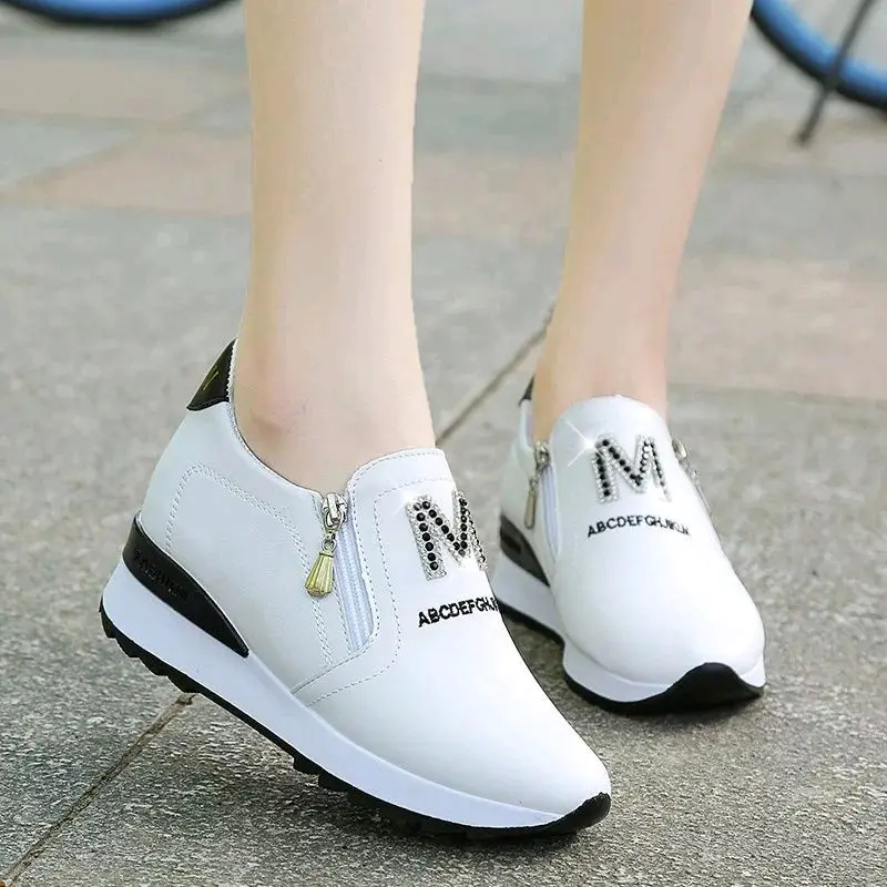 Sepatu wanita Slip on M Abjad Terbaru