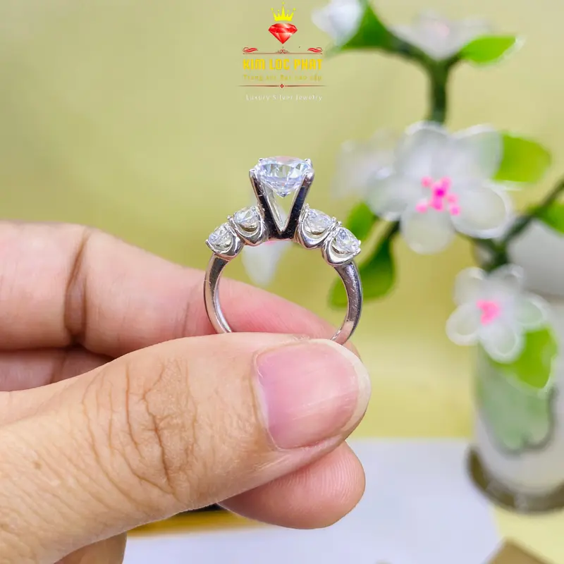 Nhẫn Bạc Nữ Kiểu 5 Hột Chủ 7li5, Tấm 4li Bạc Xi Bạch Kim, Xi Zàng Trắng, Đá CZ Thụy Sỹ và Moissanite Chủ 7li5 dành cho Phụ Nữ rất Thanh Lịch và Đeo Hàng Ngày Luôn Sáng Đẹp 2