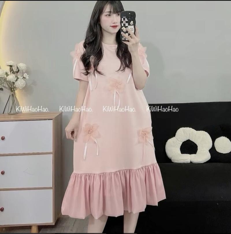 Product Introduction of Váy bầu Kết Hợp Sau Sinh (V102).  Chất umi Lạnh Thêu Hoa Nổi Cao Cấp  - Cổ Tròn Cộc Tay Dáng Babydoll Dài hơn- chân váy xoè -4 màu xinh xinh 2