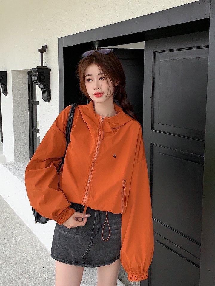 Product Introduction of ÁO KHOÁC DÙ CROPTOP CÓ NÓN HÌNH THÊU, có khoá 1 đầu k có 2 khoá mn lưu ý Nữ Jacket Women 2