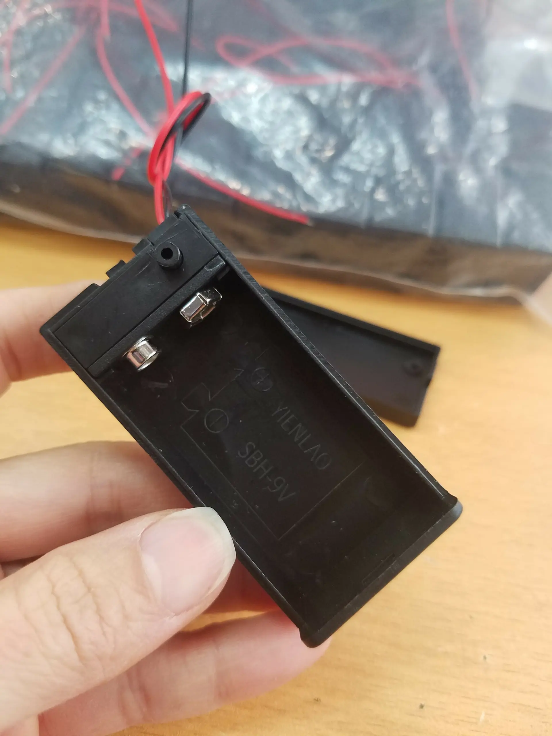 Khay pin nguồn 9V có nắp đậy và công tắc dùng chế tạo đồ chơi,không kèm pin 9v