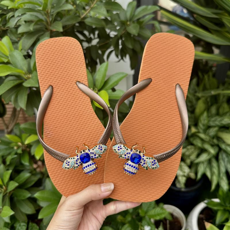 [Mũi Vuông] DÉP XỎ NGÓN NỮ GẮN CHARM ONG ĐÁ XANH MÀU SẮC ĐỘC ĐÁO NỔI BẬT MŨI ĐẾ VUÔNG TÔN CHÂN CHẤT DÉP CAO SU ÊM ÁI DéP Shoes Caro GiàY Sandal Nhung