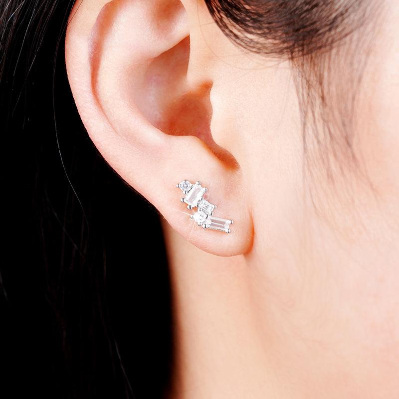 Product Introduction of Light Luxury Fashion Classic Models Four Claw Earrings Senior Sense Of Exquisite Personality Trend Quadrilateral Geometric Earrings 5
