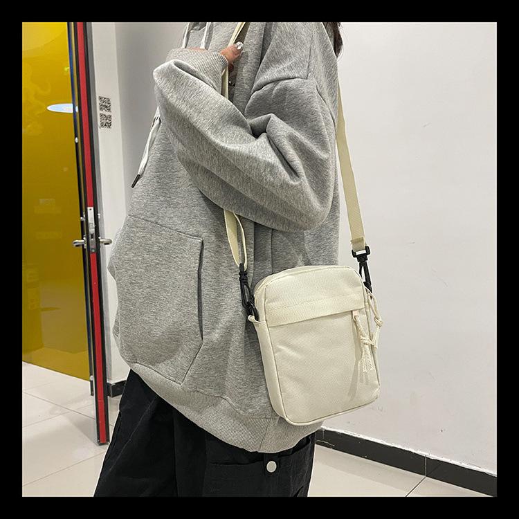 Product Introduction of túi Messenger Dành Cho Nam Giới, Thương Hiệu Thời Trang Mới 2024, Phong Cách Thường Ngày Và Đơn Giản, Túi Đựng Điện Thoại Di Động Túi Đeo Vai Nhỏ Thích Hợp Cho Nam Giới, Phong Cách Ins, Ba Lô, Túi Đeo Vai Nữ 17